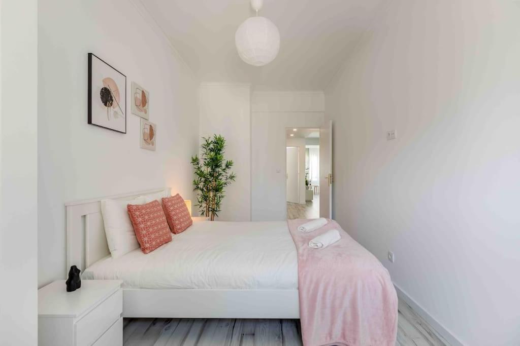 Lovely 3-Bedroom Condo W/ Free Parking On Premises Queluz Dış mekan fotoğraf