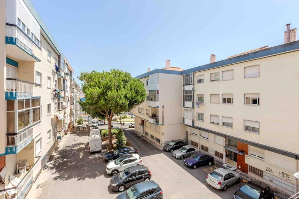 Lovely 3-Bedroom Condo W/ Free Parking On Premises Queluz Dış mekan fotoğraf