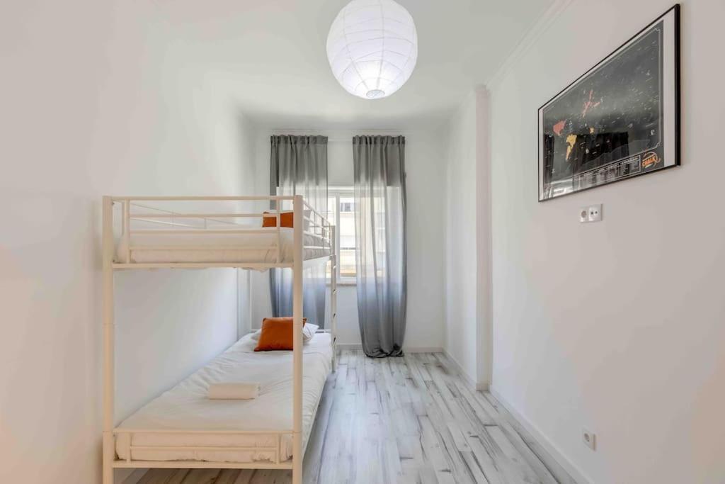 Lovely 3-Bedroom Condo W/ Free Parking On Premises Queluz Dış mekan fotoğraf