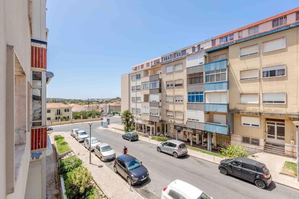 Lovely 3-Bedroom Condo W/ Free Parking On Premises Queluz Dış mekan fotoğraf