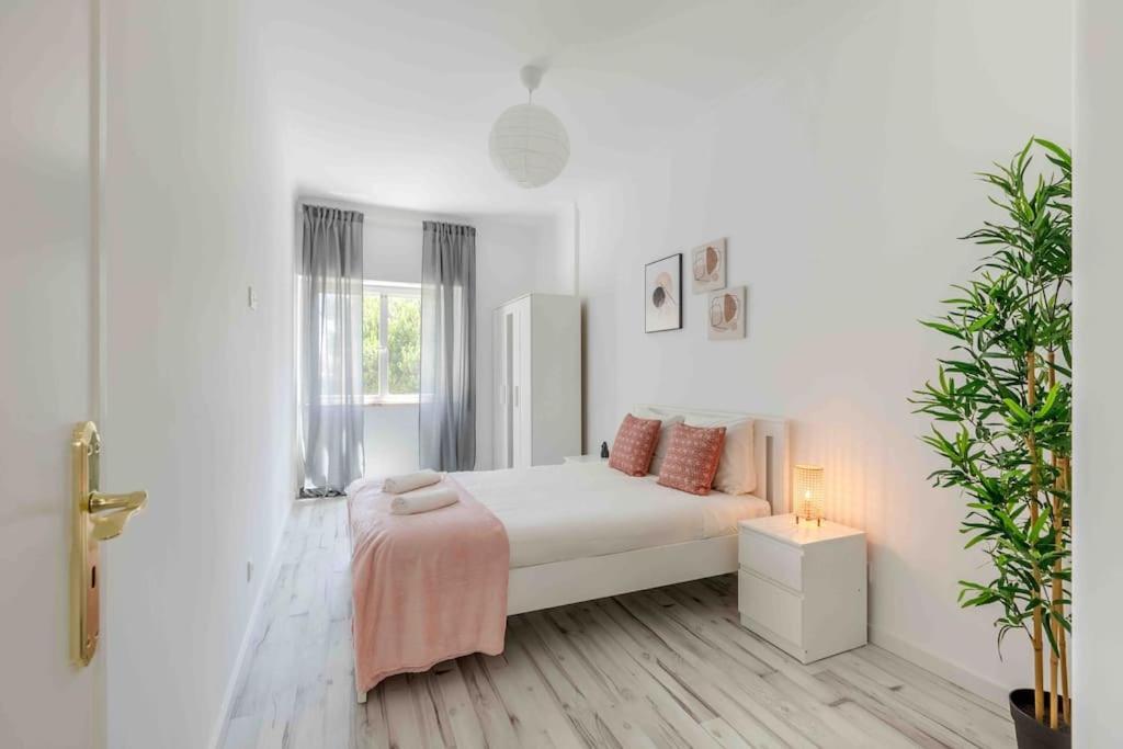 Lovely 3-Bedroom Condo W/ Free Parking On Premises Queluz Dış mekan fotoğraf