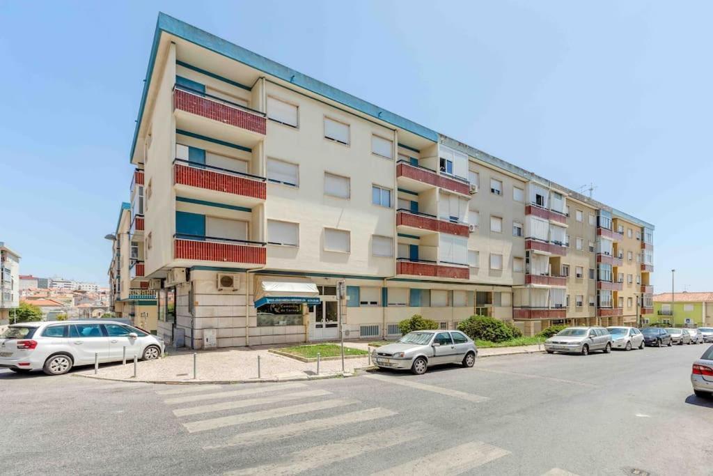 Lovely 3-Bedroom Condo W/ Free Parking On Premises Queluz Dış mekan fotoğraf
