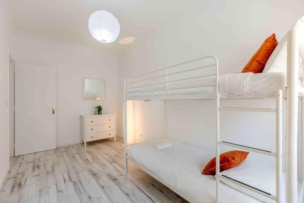 Lovely 3-Bedroom Condo W/ Free Parking On Premises Queluz Dış mekan fotoğraf