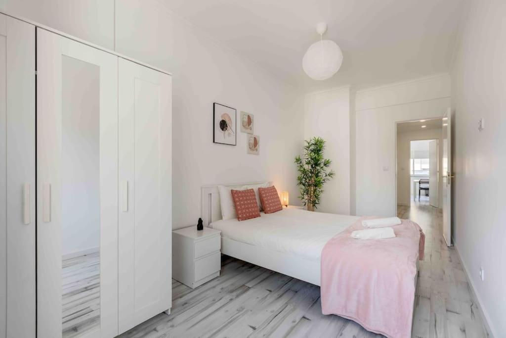 Lovely 3-Bedroom Condo W/ Free Parking On Premises Queluz Dış mekan fotoğraf