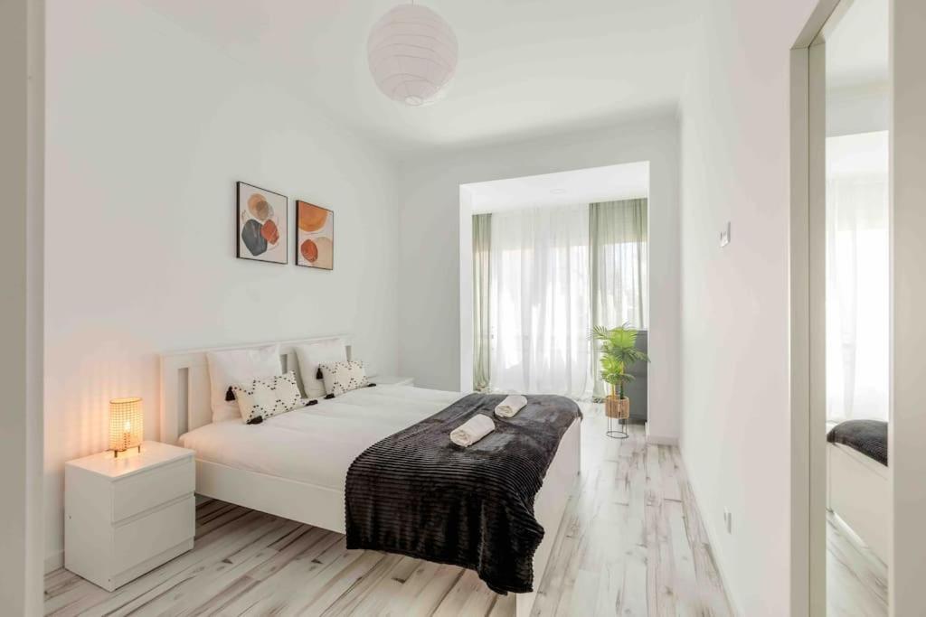 Lovely 3-Bedroom Condo W/ Free Parking On Premises Queluz Dış mekan fotoğraf